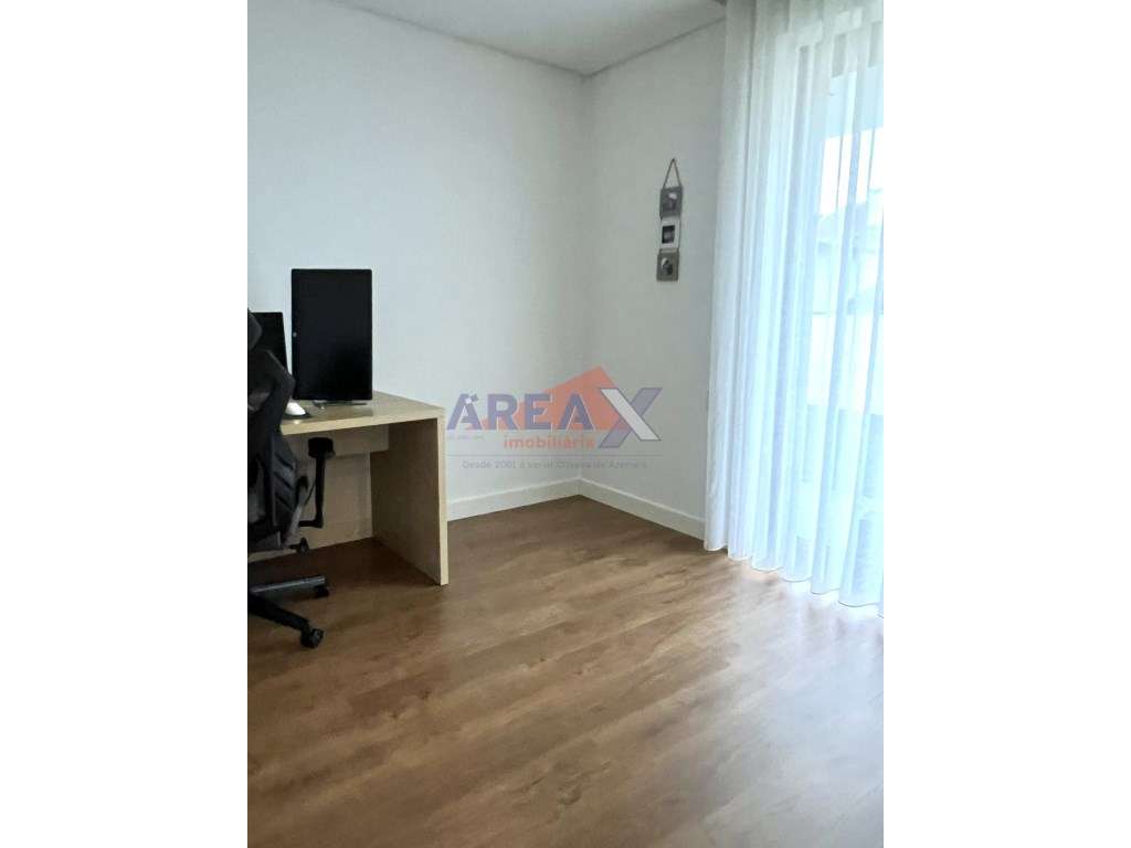 Moradia T4 de Arquitetura Moderna | Excelente Estado-32