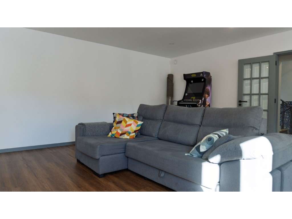 Moradia T3 com Piscina em Sesimbra-17