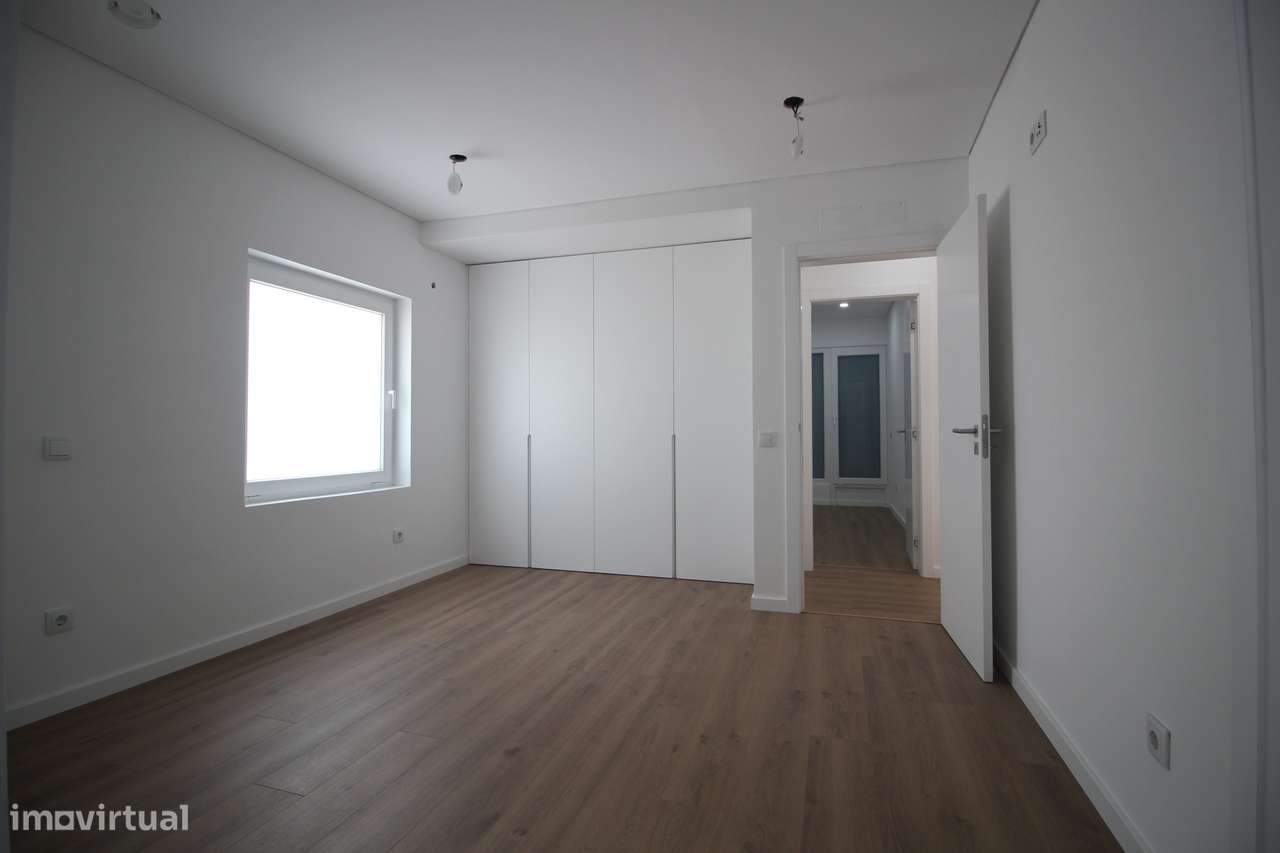 Rc de moradia com Quintal e estacionamento no Seixal-19