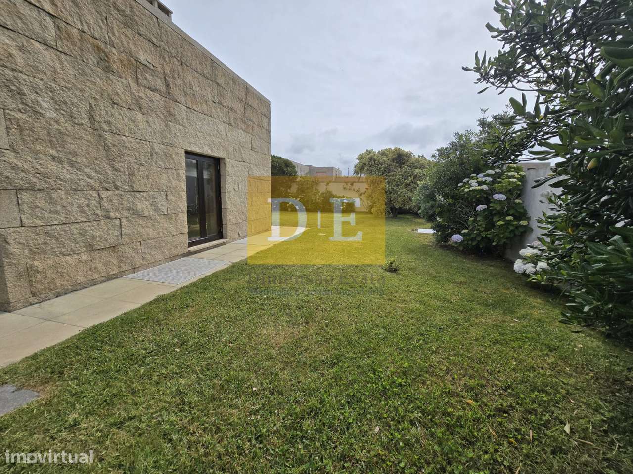 Moradia de 4 Frentes em Zona Nobre de Leca da Palmeira-5