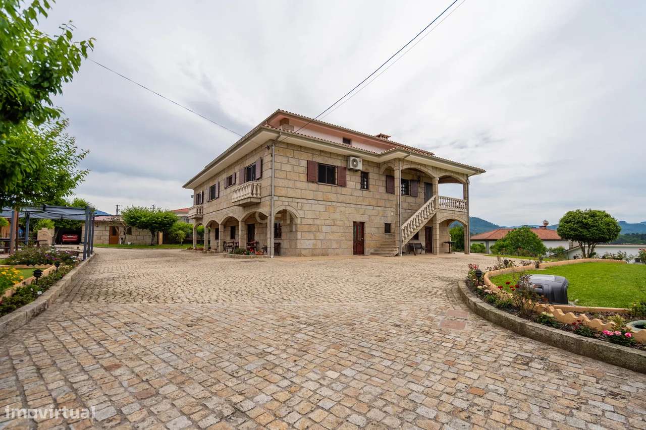 Imponente Moradia com 8 quartos, construída em pedra, situada em Proze - Grande imagem: 2/60