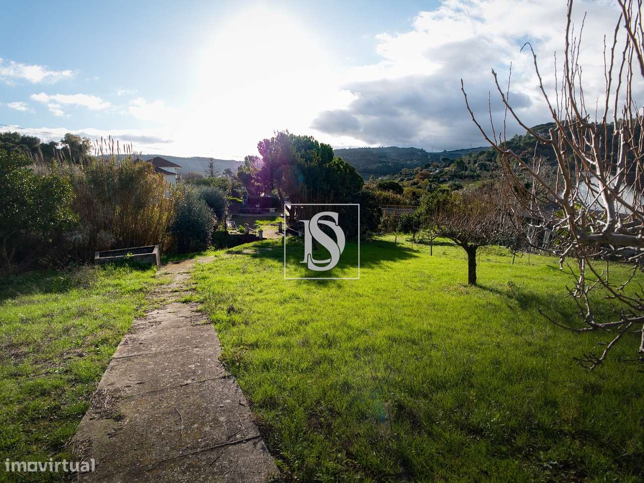 Terreno de 1.320 m² no Calhandriz, na zona da Adanaia  com ribeiro e b-32