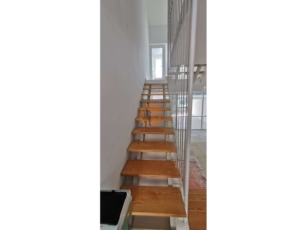 Moradia totalmente renovada numa zona calma onde predomina a habita...-20