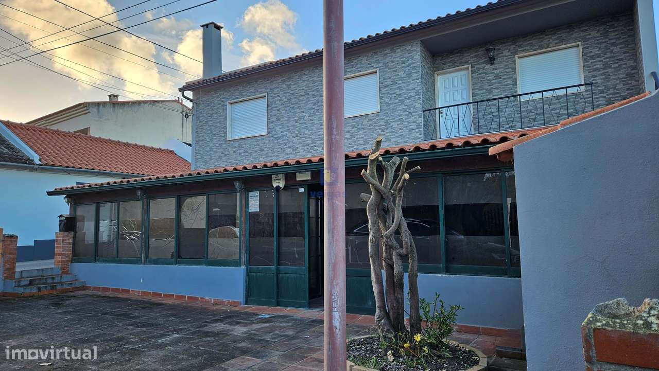 Edifício para Habitação e Comércio - Moradia T3 Renovada c/ Terraço e-48