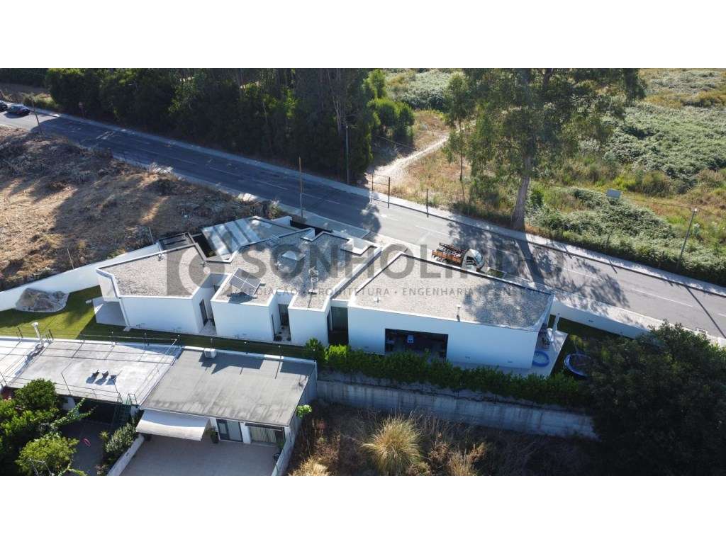 Moradia térrea de 4 frentes, inserida em lote de 700m2, ano de cons...-23