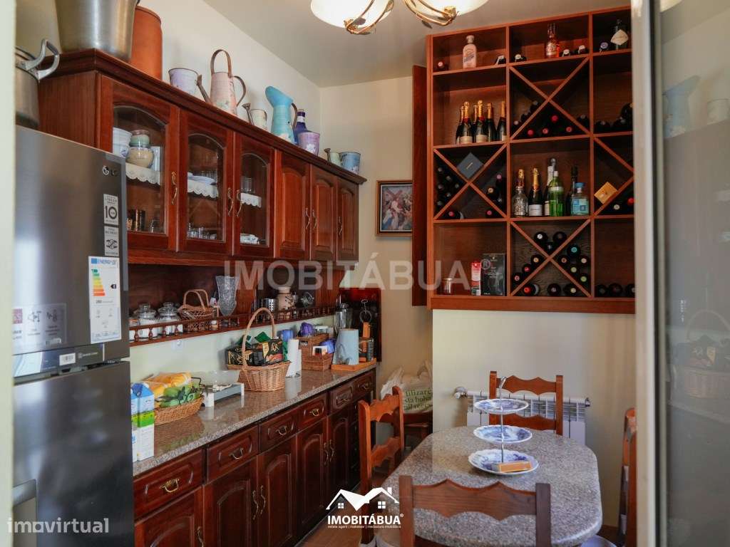 Casa privada com 4 quartos, piscina, pátios e acomodações versáteis.-34