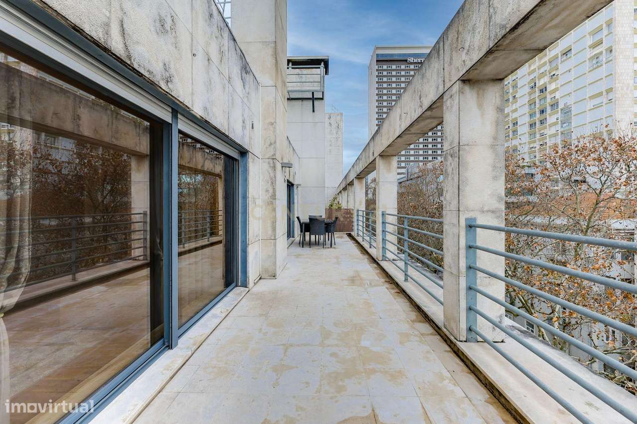 T2 COM TERRAÇO, ARRECADAÇÃO E PARQUEAMENTO JUNTO AO SALDANHA - Grande imagem: 4/39