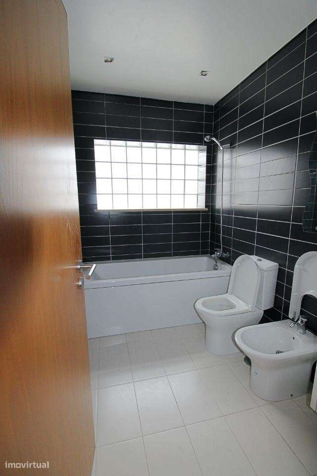 Apartamento T2 com parqueamento e vista de mar.  A 3 minutos da pra...-9