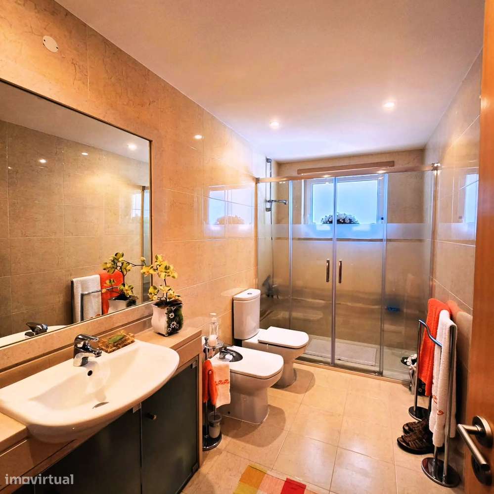 Apartamento T1 c/ Terraço, Vista Mar, Piscina e Box na Praia do Ouro-8