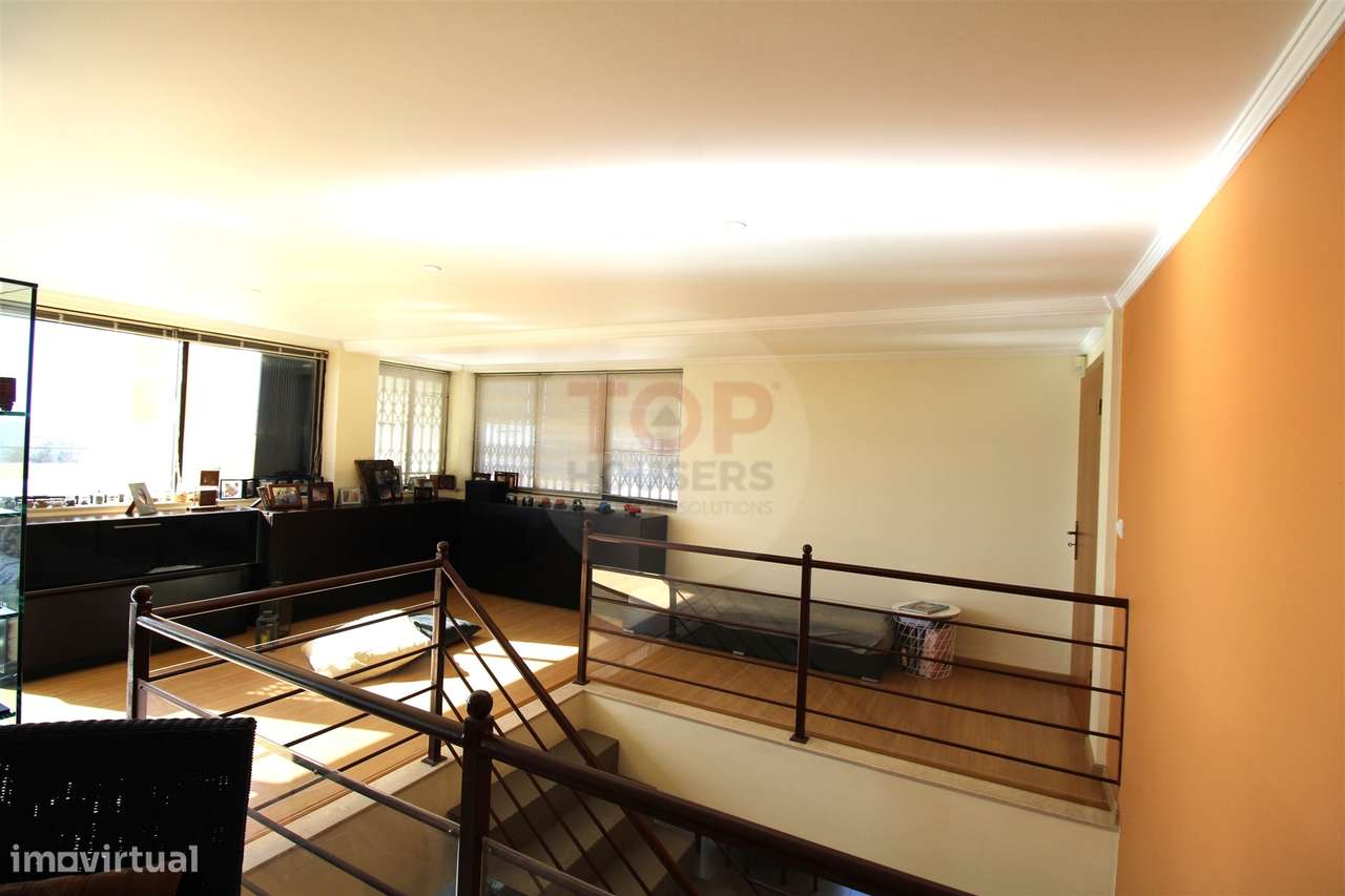 Penthouse T4+1 com Terraço Panorâmico e dois estacionamentos-21