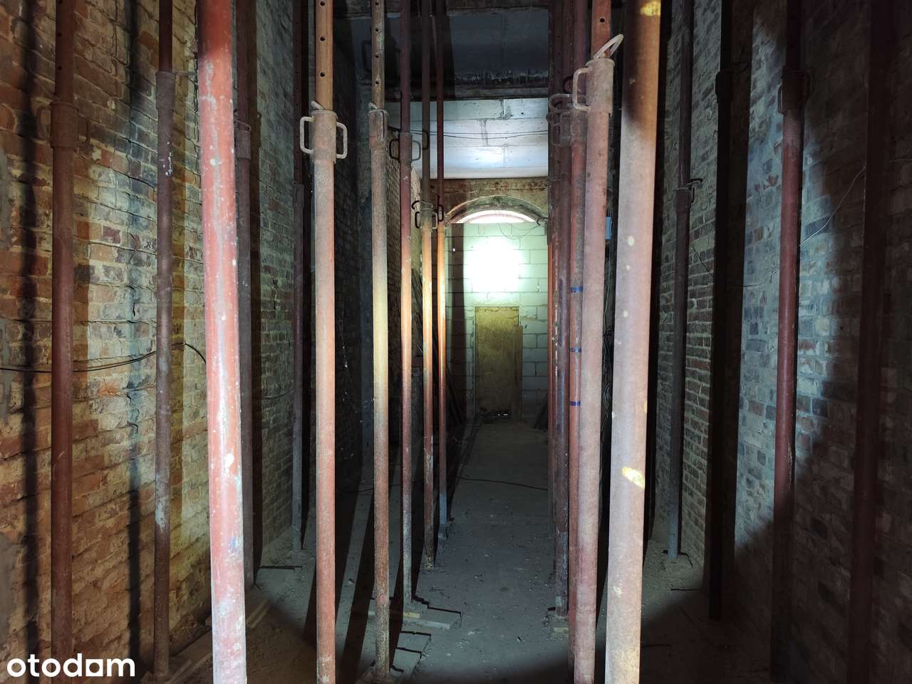 Kamienica 765 m2, działka 873 m2, stan surowy otwarty, stropy żelbeton-18