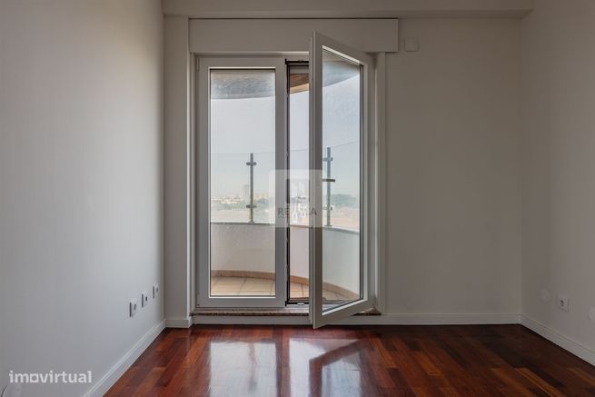 Apartamento T4 com Varanda de 31m2 e vista mar em Matosinhos-19