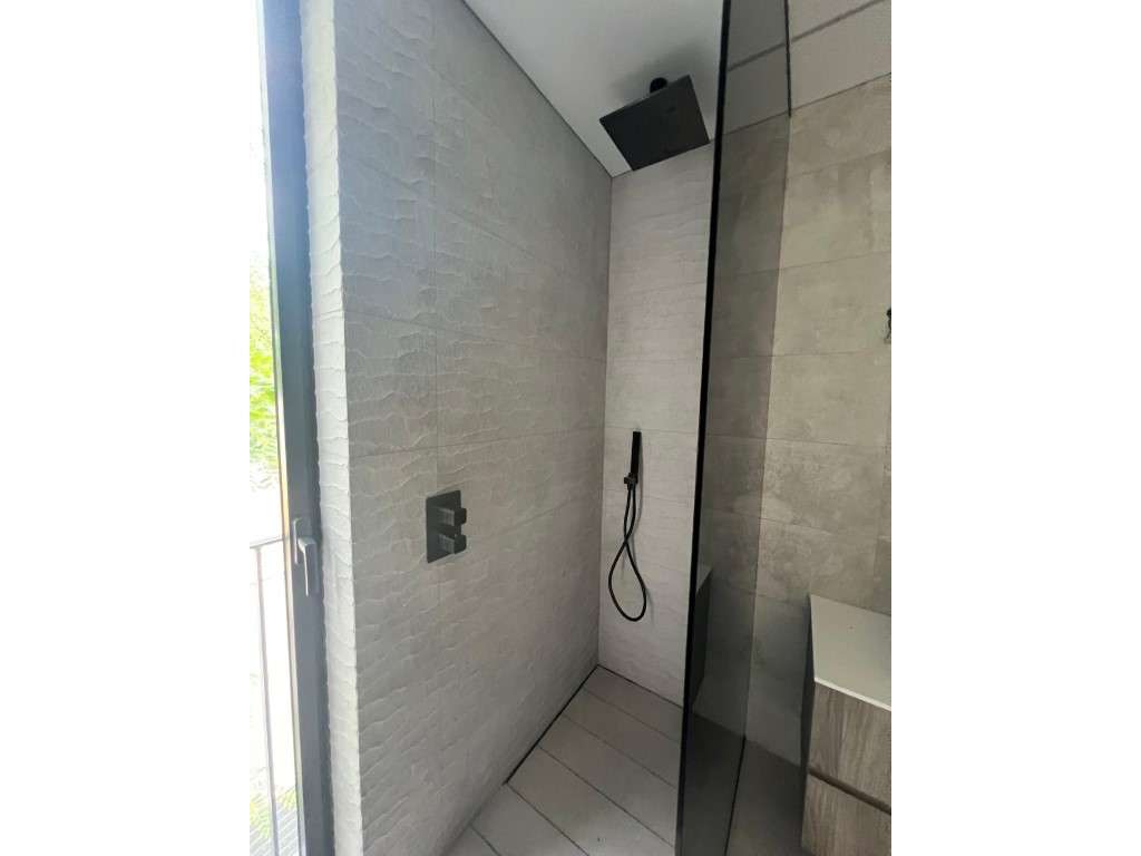 Moradia Nova T3 em Loulé

Descubra esta magnífica moradia T3 de a...-15