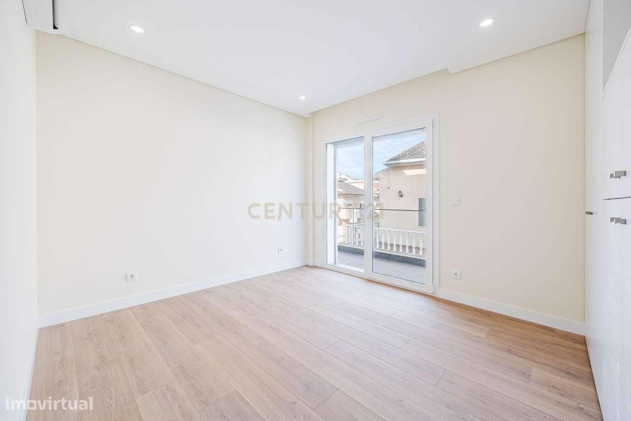 Moradia T4+1 Contemporânea com Piscina-50