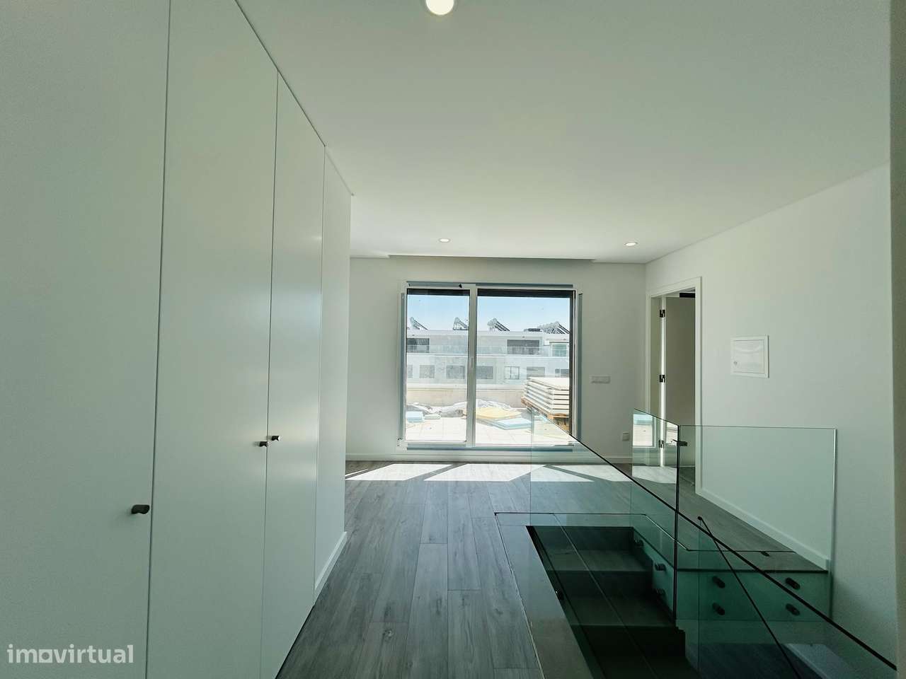 Moderno T4 Duplex com Terraço e Garagem-18