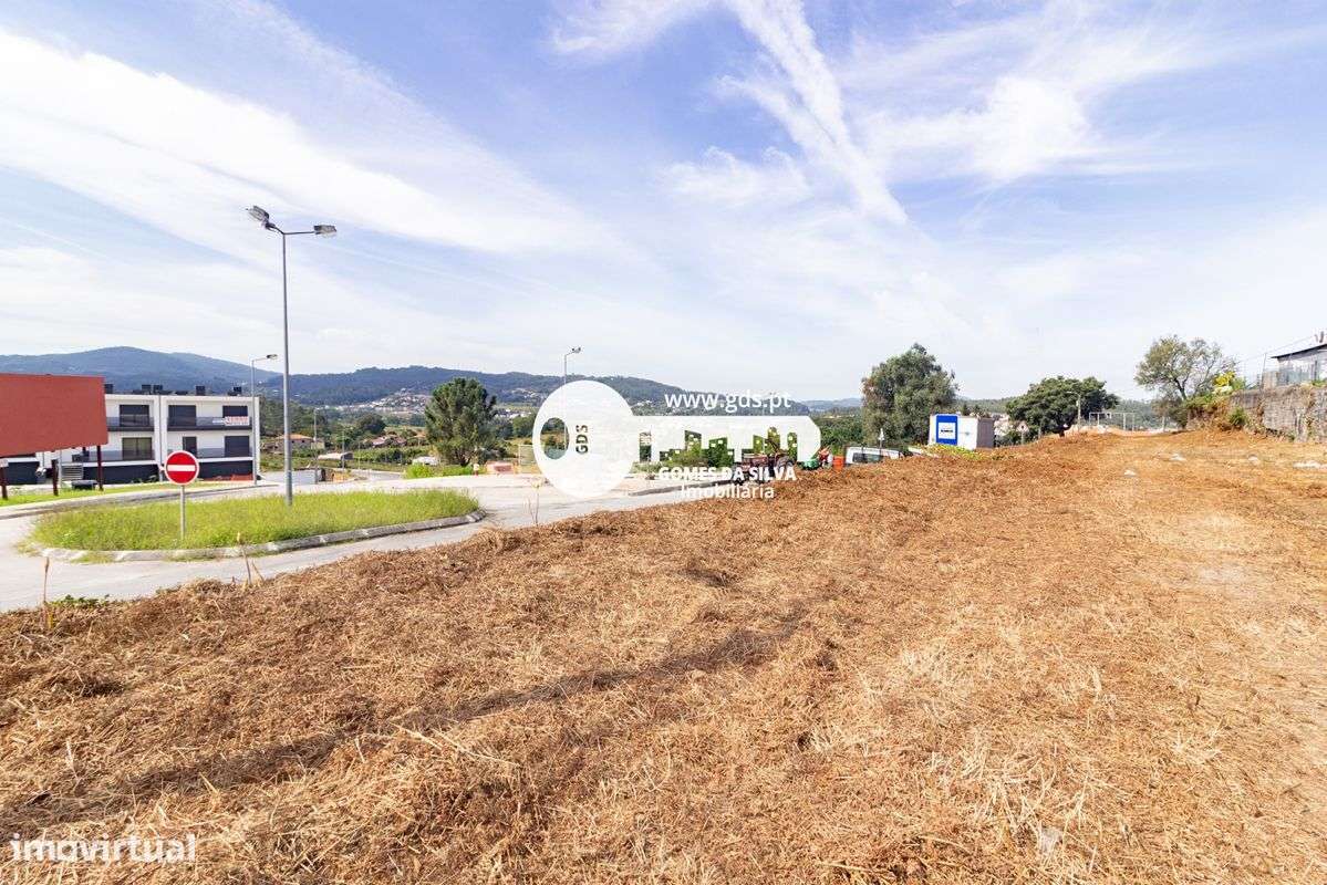Ruínas em Esporões com terreno de 6.611m2 em área de construção-10