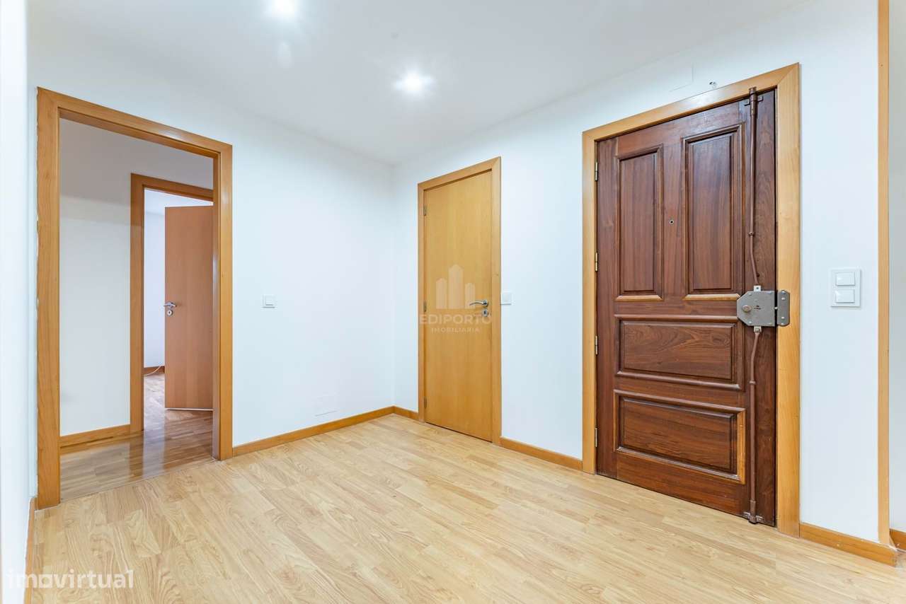 T3 Renovado | 2 Frentes | Varanda | Garagem e Arrumos – Porto junto à-1