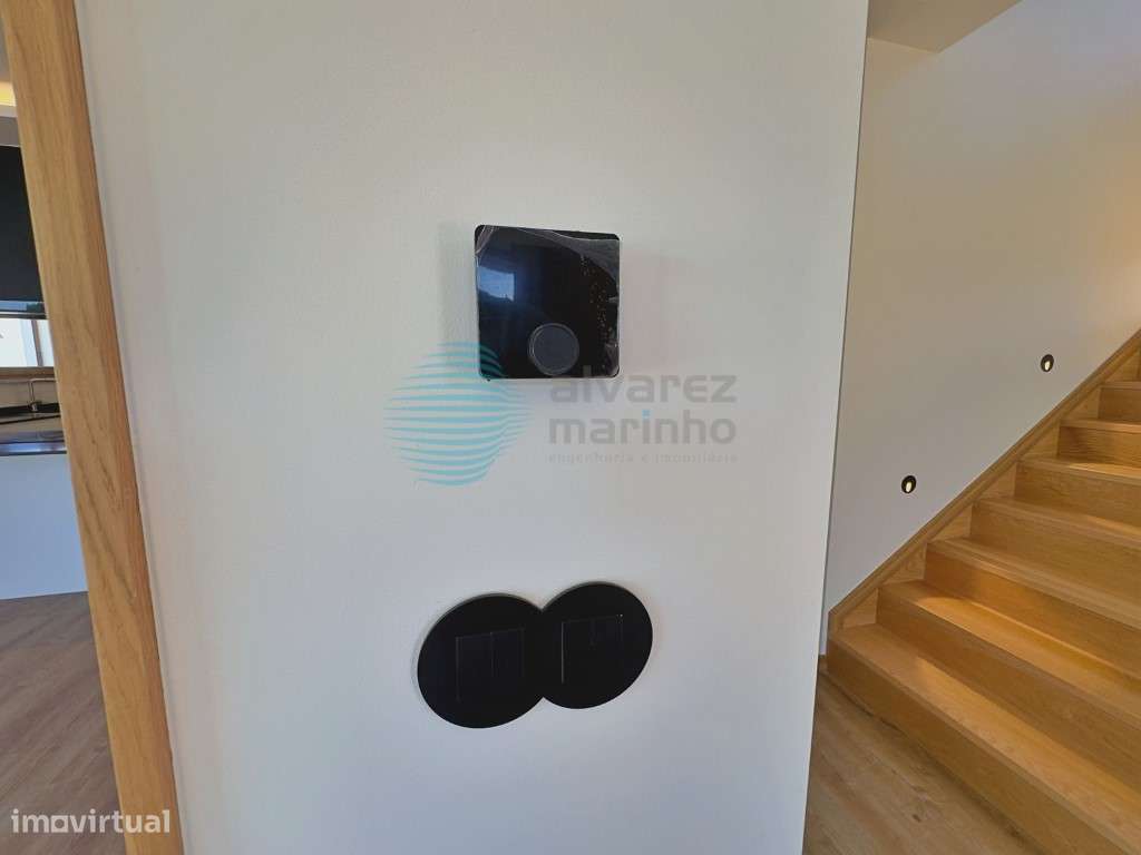 Moradia T4 Independente de Design Contemporâneo com Piscina e Garagem-36