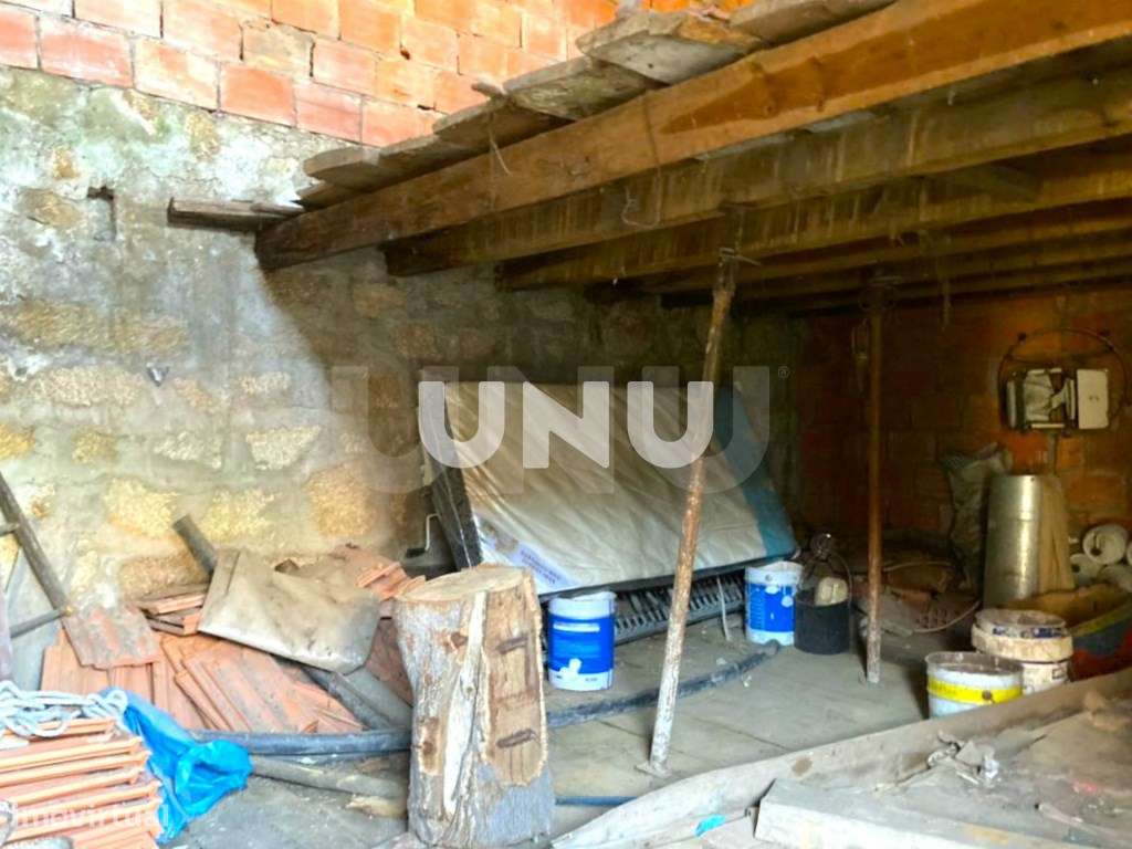 Moradia em Banda T1 - Para Reconstrução Total - Grande imagem: 4/7