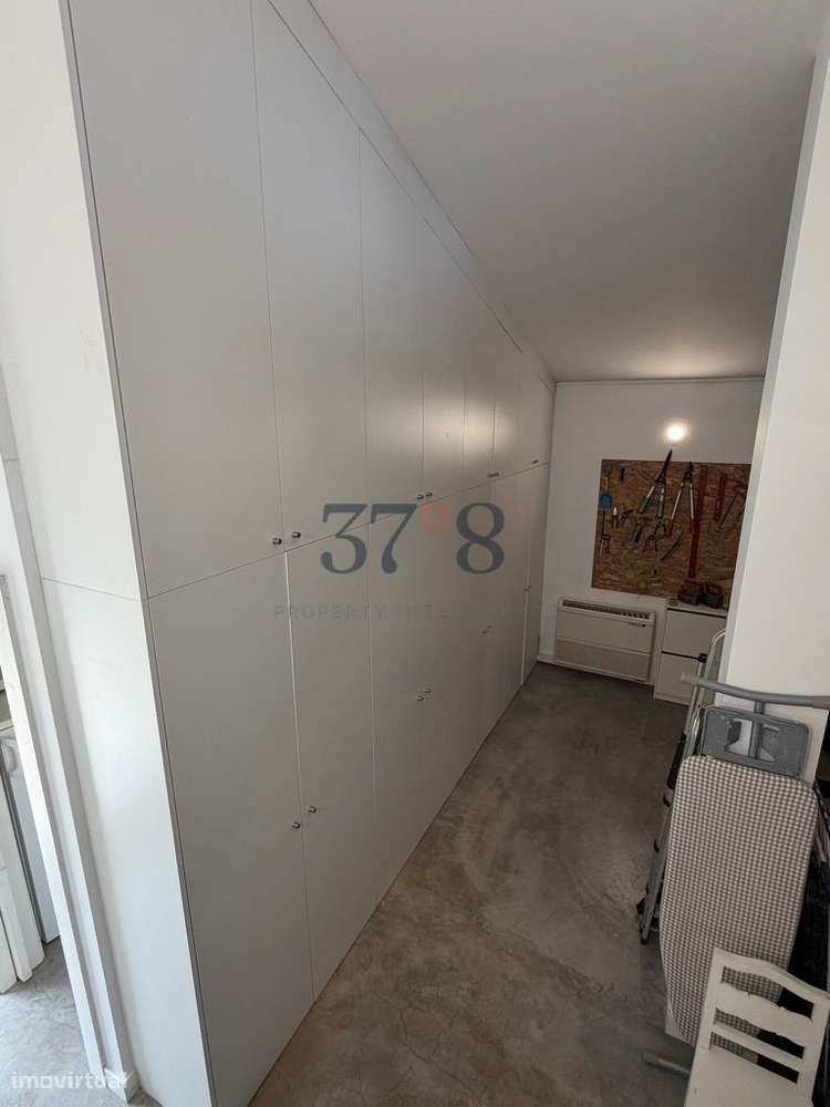 Uma vivenda de 4 quartos com piscina, num terreno de 2 hectares a 10 m-50