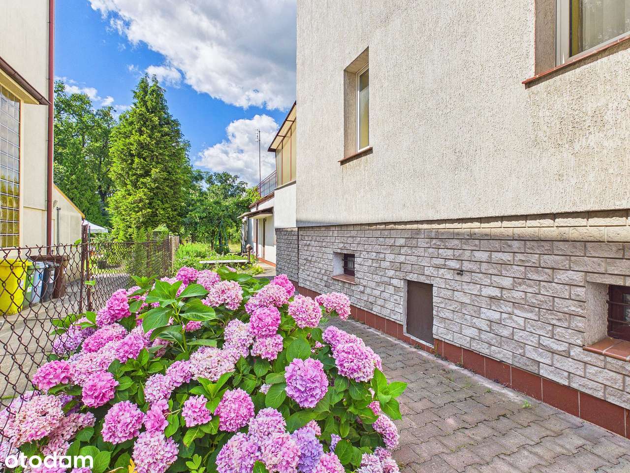 Dom, 5 pok. – Komfortowy dom z ogrodem i lokalem na biznes