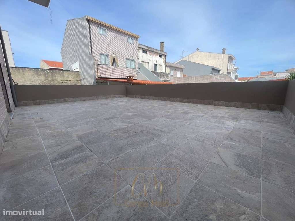 T2 remodelado com terraço no centro das Caxinas a 250mts da praia-11