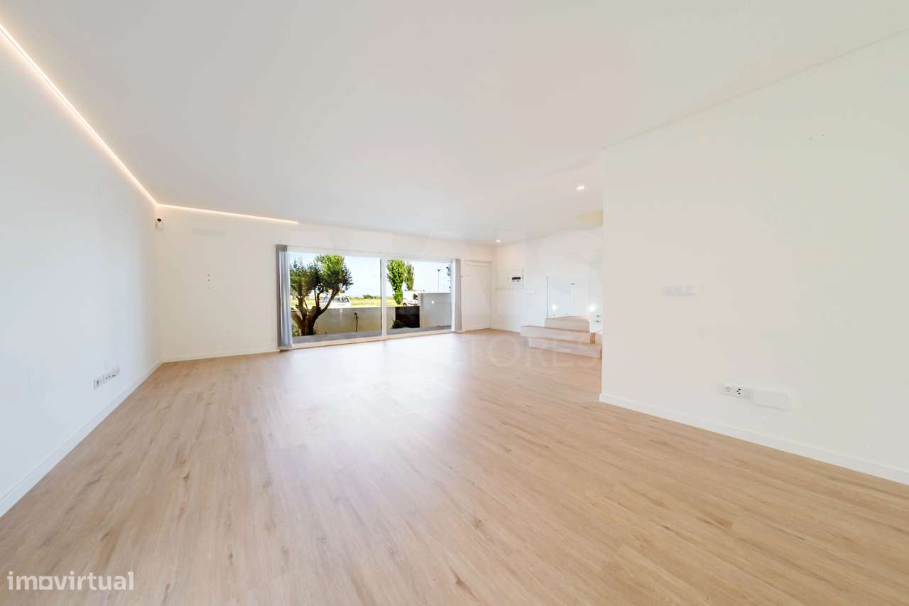 Moradia T3+2 Moderna com Vista Mar e Terraço Panorâmico-16