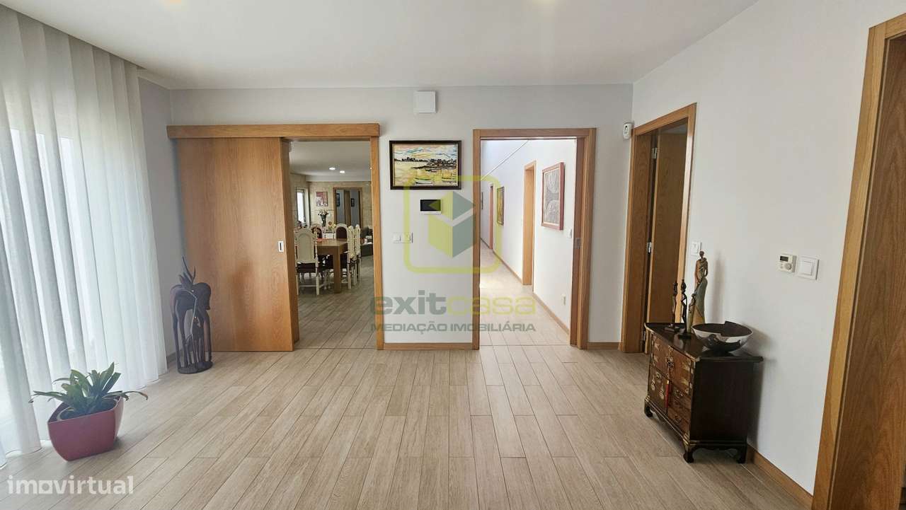 Moradia de Luxo Térrea a 5 Minutos da Praia da Barra-3