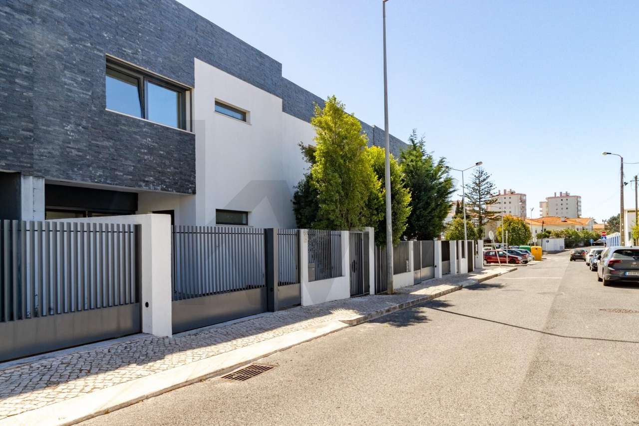 Moradia Contemporânea na Rebelva — Carcavelos: com Jardim e Estacionam-37