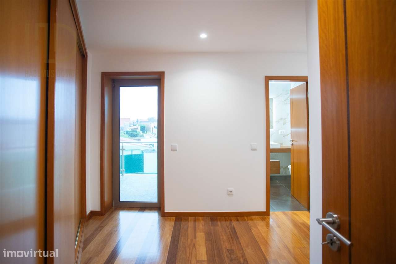 Moradia T3+1 de Luxo com 405m2 a 200 Metros da Praia em Canidelo.-20