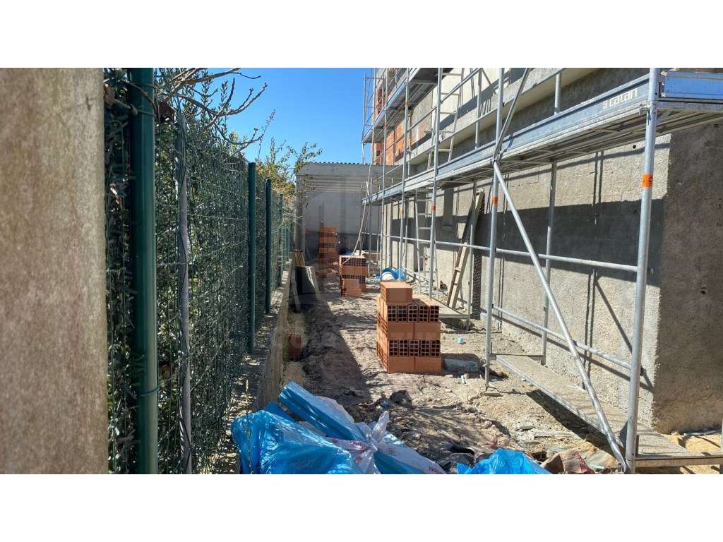 Moradia Geminada T4 - Centro de Fernão Ferro - Grande imagem: 3/13