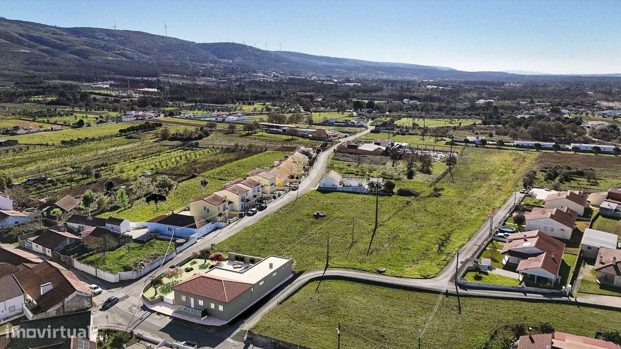 Luxuosa Moradia T3  num lote de terreno 732 m2 com piscina em Aljubarr-6