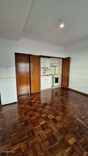 T1 com varanda fechada, muito luminoso e em Alvalade - Grande imagem: 4/8