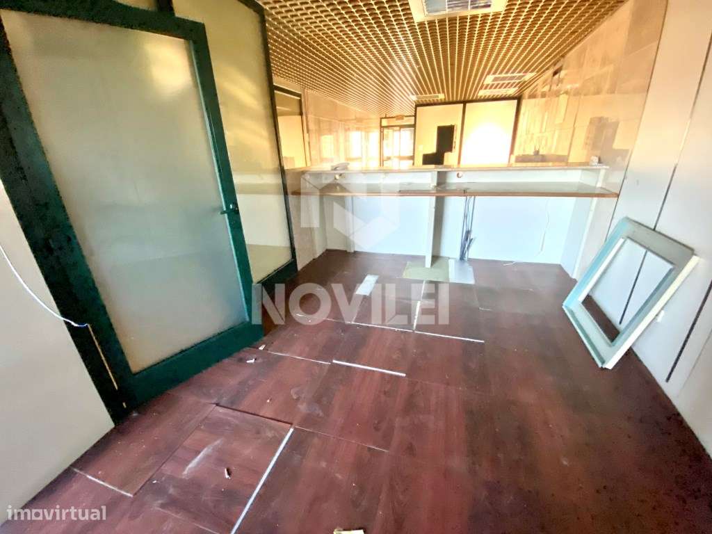 Loja de Rua com 221m2 c/ 2 pisos, na EN109 no centro da Guia - Grande imagem: 4/14