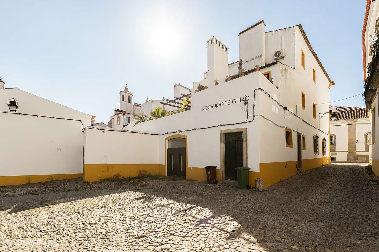 Moradia de luxo com 3 suites, pátio e varandas junto aos Meninos da Gr-36