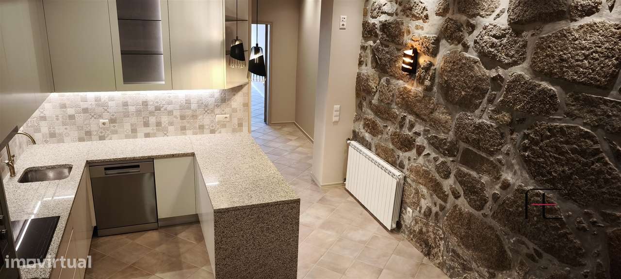 Moradia V2 Renovada com Jardim e Garagem Fechada em Coimbrões – Vila N - Grande imagem: 4/50