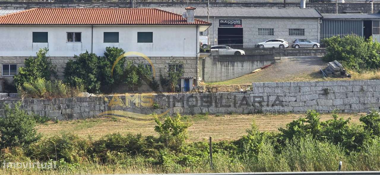 Moradia para restauro e terreno industrial com mais de 4000m²-12