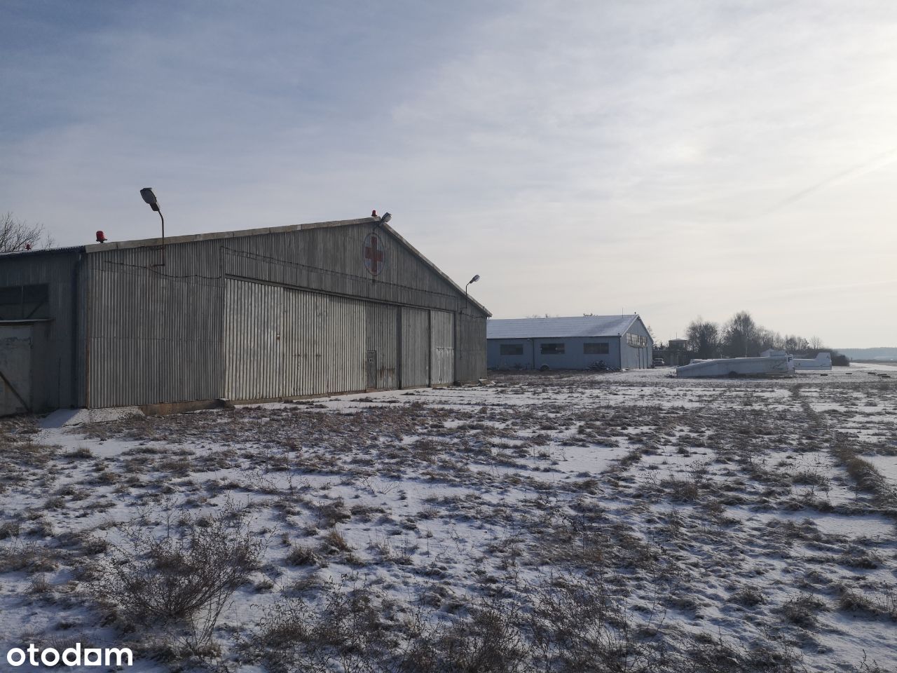 Lotnisko/hangar na samoloty/zjazd do pasa głównego