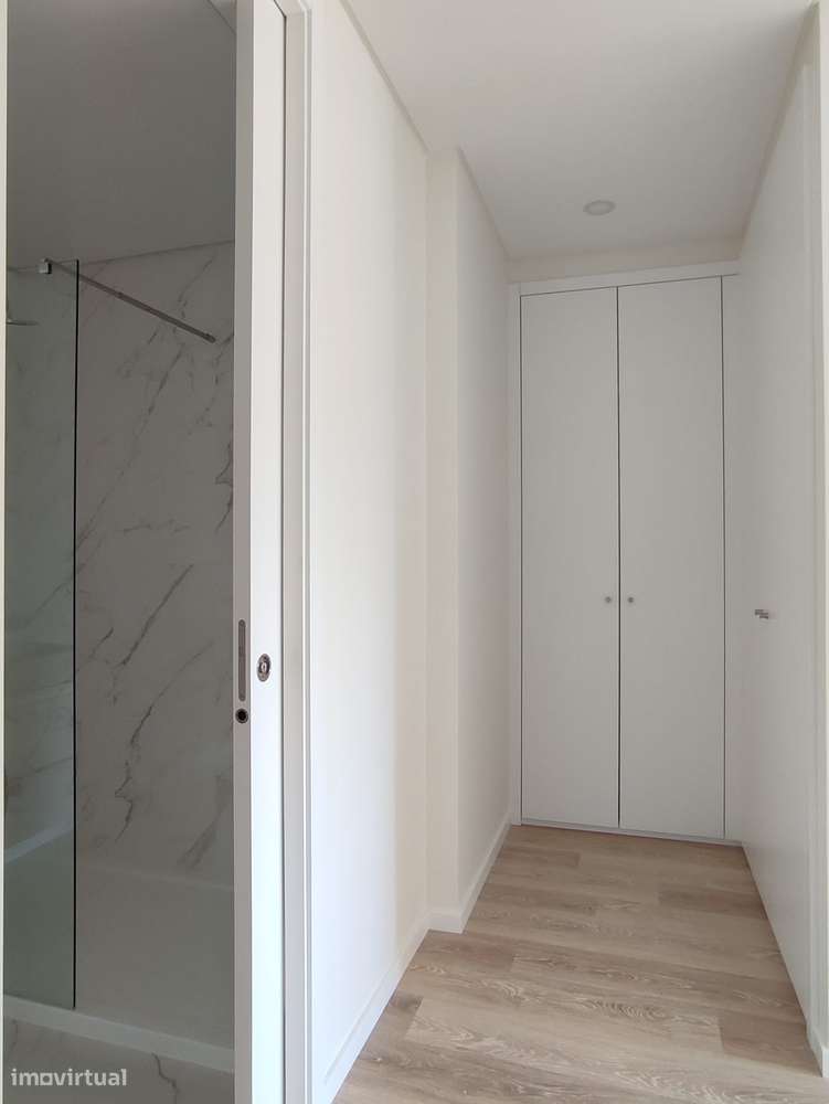 T2 com vistas de mar, lugar de garagem e arrumo, à estação do metro - Grande imagem: 5/8