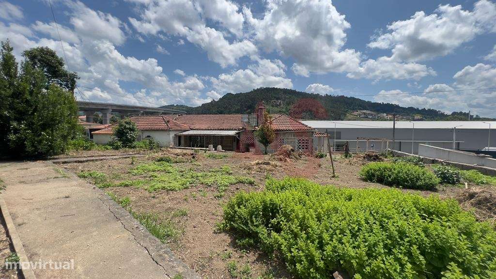 Moradia com possibilidade de construção de 3 habitações T3+1 em Nesper - Grande imagem: 4/32