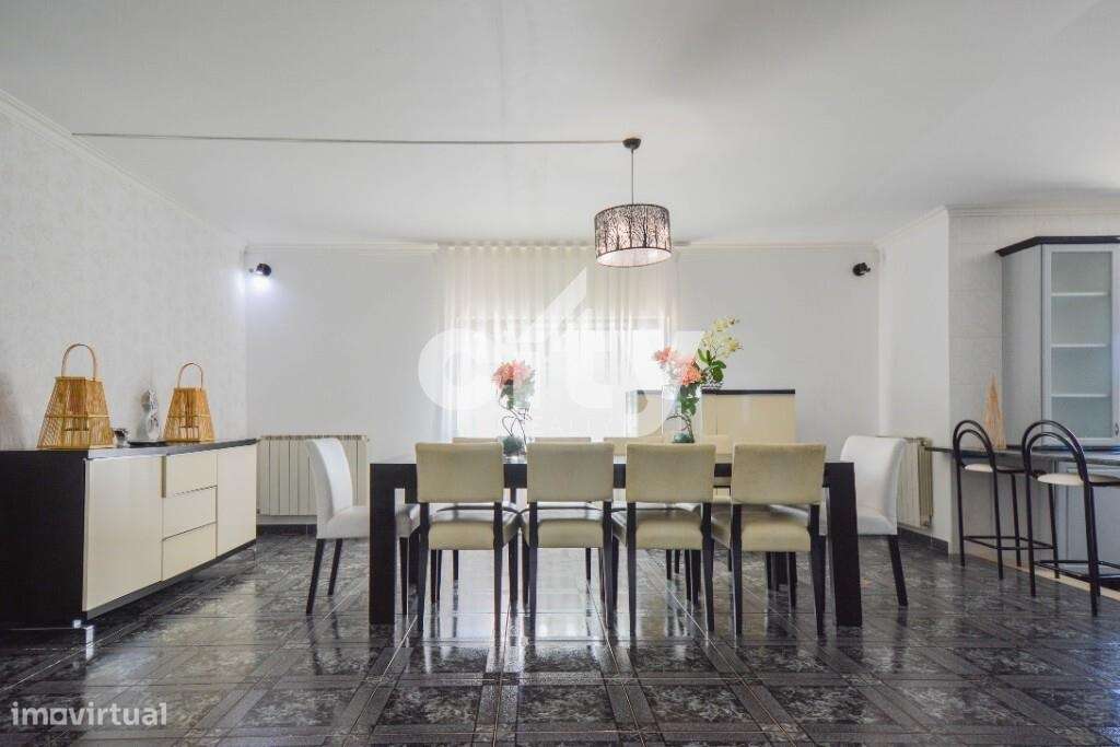 MORADIA T4  COM GARAGEM, LOTE -700 m2, ÁREA DE CONSTRUÇÃO 363 m2-7