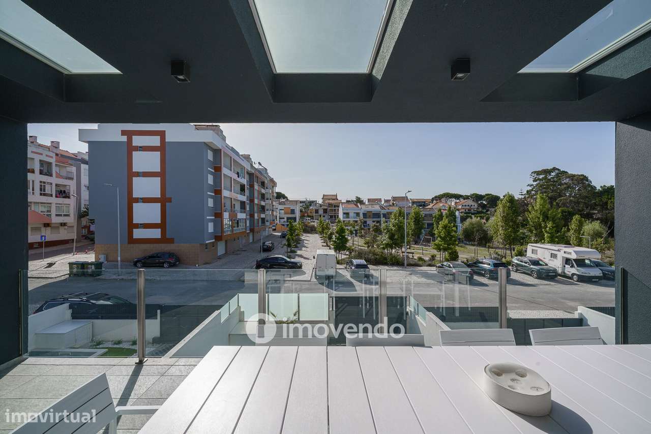 Moradia T3+1 moderna, com piscina e garagem, na Caparica-7