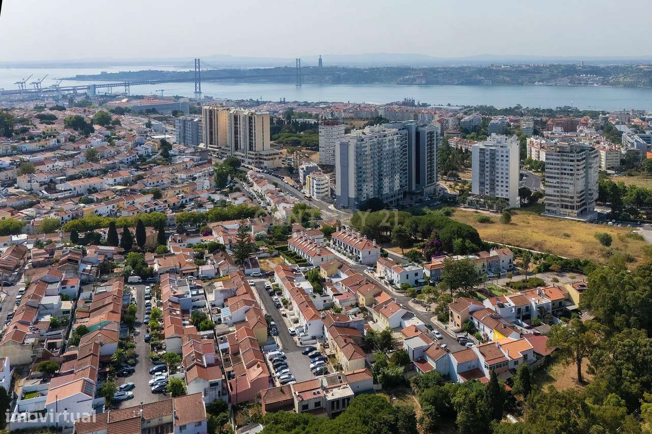 Moradia T3 com Quintal e Alto Potencial no Caramão da Ajuda, Lisboa-22