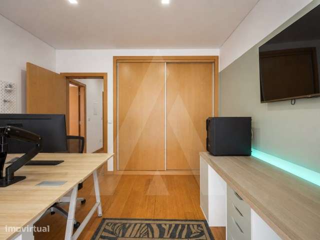 Moradia T4 de arquitetura moderna localizada em Aradas-16