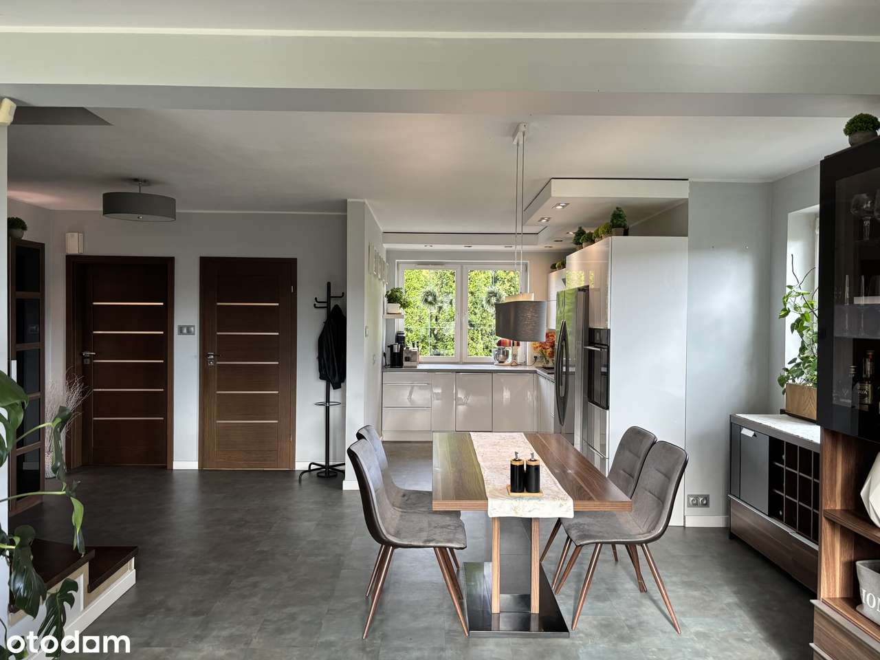 Nowoczesny dom z garażem w spokojnej okolicy, gotowy do zamieszkania - Pełny obrazek: 3/20