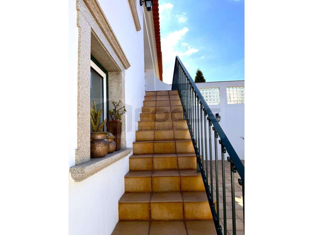 Espaçosa moradia T4 para venda em Esgueira-7