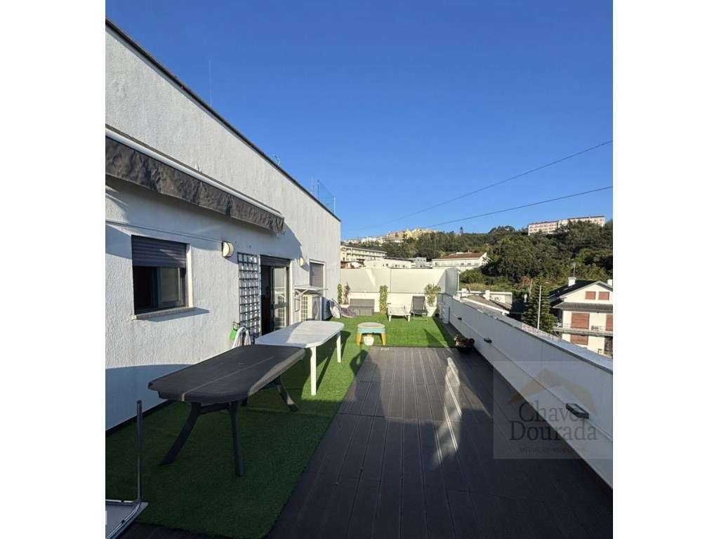 Grande T5 Duplex + terraço + garagem-0