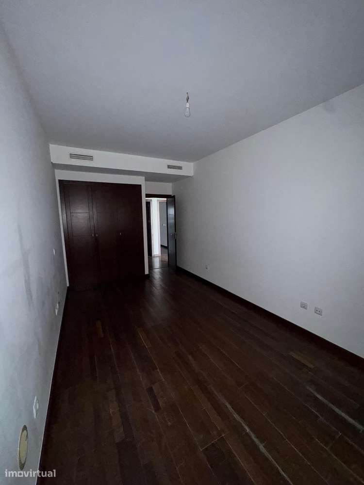 Imóvel de banco :T4 com varanda, garagem em Torres Vedras-14