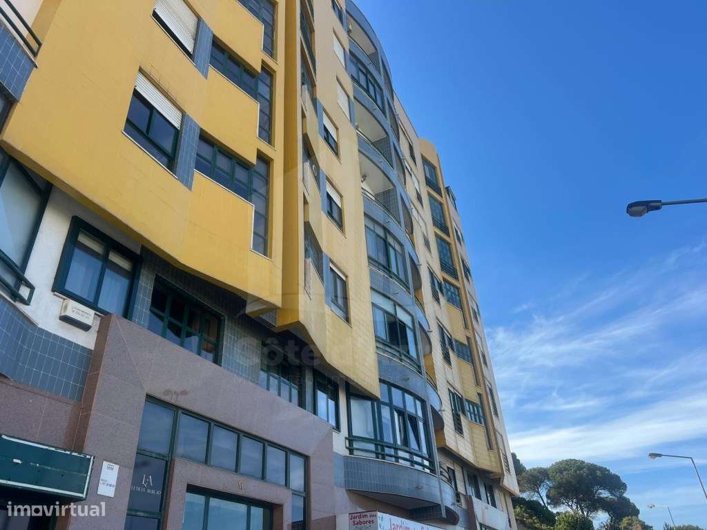 Apartamento T3 Parque da Paz no Feijó com Arrecadação e duas Varandas.-5
