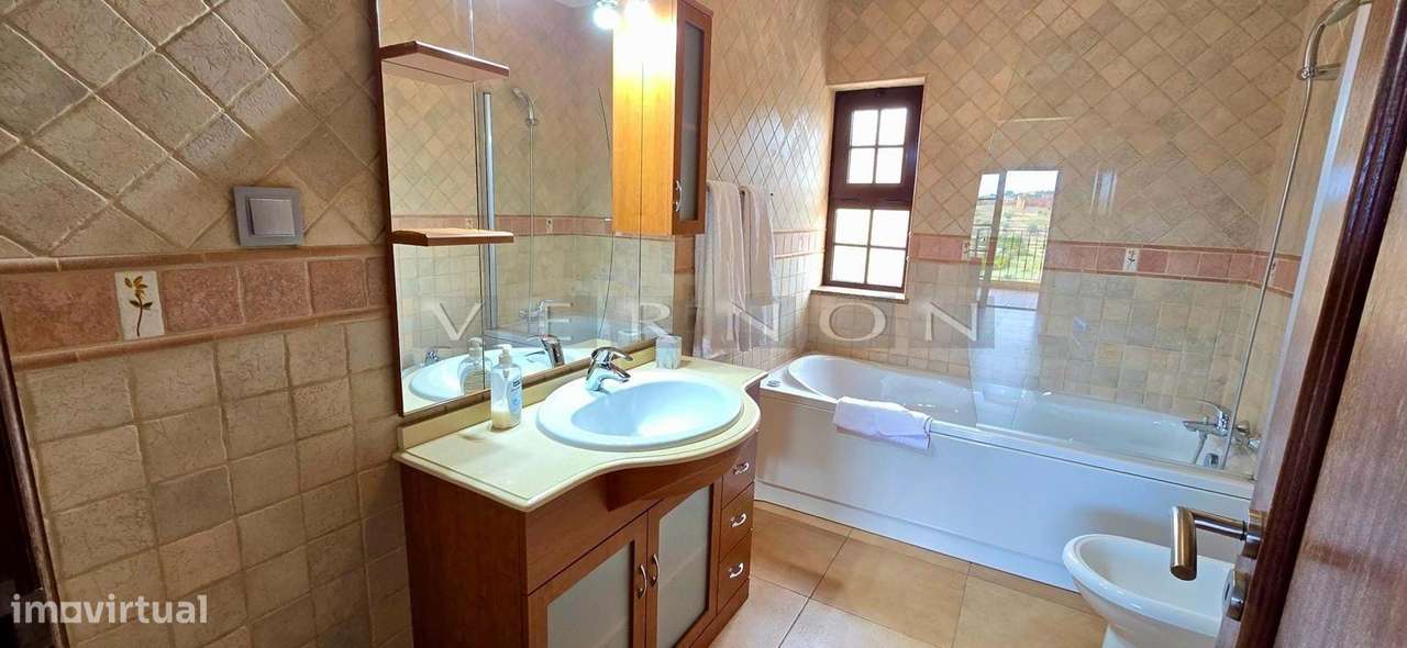Moradia em Banda Duplex T2+2 com Piscina Privada e Garagem Dupla | Si-15
